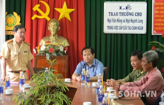 Ông Nguyễn Hữu Tín – Phó chủ tịch UBND TP.HCM nghe đại diện phòng Cảnh sát giao thông đường sông báo cáo lại sự việc