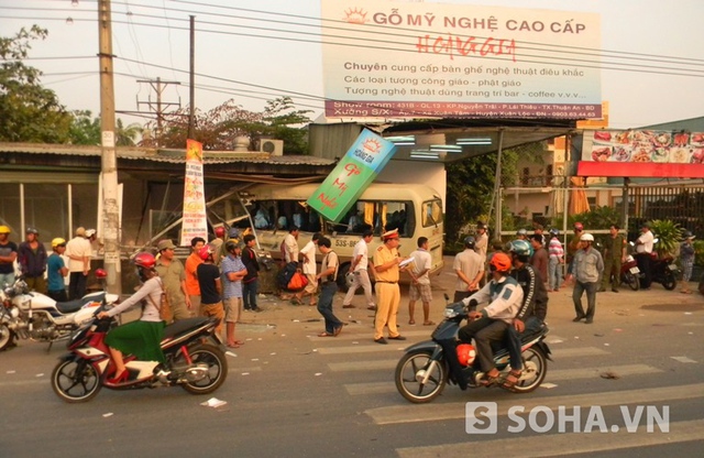 Chiếc xe tải nằm lọt trong cửa hàng bán đồ gỗ bên quốc lộ 13