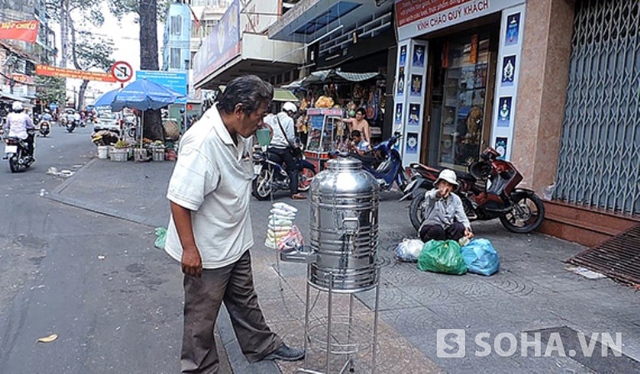 Những ngày này nhiệt độ ngoài trời ở TP.HCM lên đến 39 độ C, trong cái nắng như đổ lửa ấy, trà đá miễn phí không chỉ phục vụ cho người lao động nghèo...