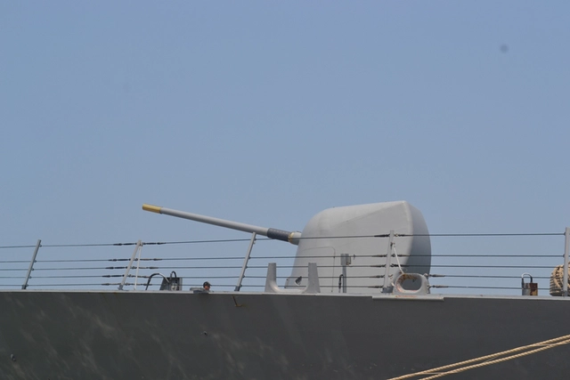 Cận cảnh pháo hạm 127mm Mk-45 của tàu