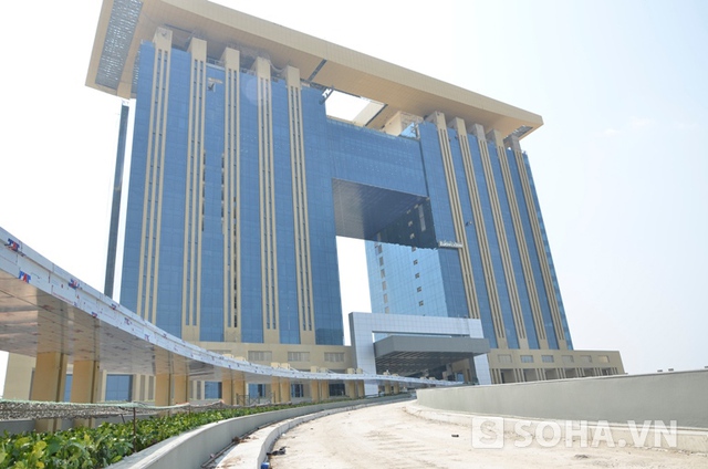 Trung tâm hành chính này gồm tòa tháp đôi A và B, có diện tích sàn 104.000 m2,  cao 104 mét với 23 tầng và bãi đáp trực thăng do Singapore thiết kế. Sau khi khánh thành, gần 60 cơ quan, đoàn thể, đơn vị khối Đảng, đoàn thể chính trị, cơ quan quản lý nhà nước, các sở ngành, các đơn vị sự nghiệp trực thuộc sở, ngành sẽ được bố trí vào làm việc.