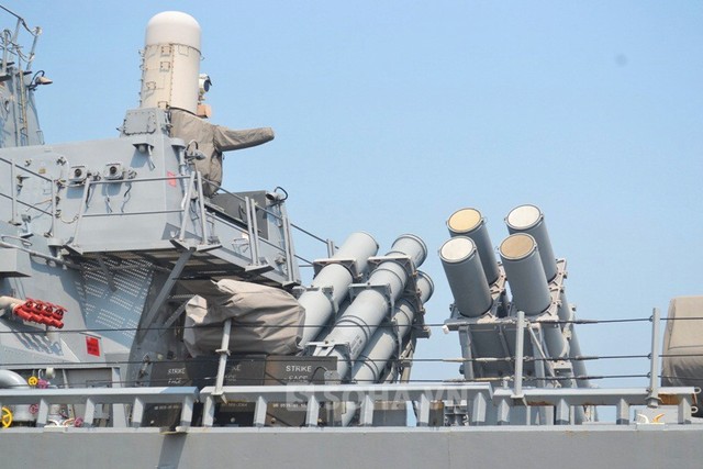 john McCain và các tàu Arleigh Burke thế hệ đầu được trang bị 8 tên lửa chống hạm Harpoon