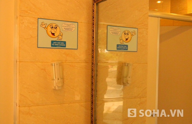 Thông điệp tạo cảm giác thân thiện được dán phía trong nhà vệ sinh