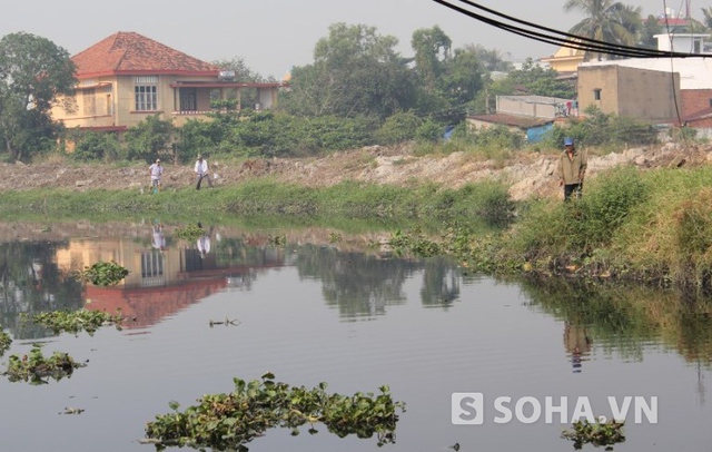 ...thì lập tức có hàng chục người cầm vợt chờ sẵn bắt lại.