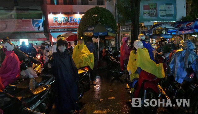 Cơn mưa nặng hạt chiều tối ngày 29/4 khiến hàng ngàn người gồm công nhân, sinh viên các trường đại học cao đẳng trên địa bàn phải đội mưa đến bến xe Miền Đồng để về quê.