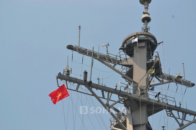 Quốc kỳ Việt Nam tung bay trên tháp radar tàu John McCain