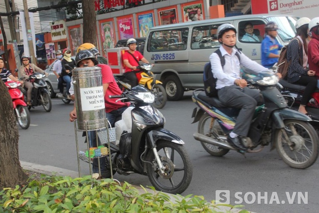 Các tuyến đường trên địa bàn TP.HCM như Võ Văn Tần, Võ Thị Sáu, Nam Kỳ Khởi Nghĩa (quận 3), Trần Nhân Tông (quận 5), Lý Thái Tổ (quận 11), Xô Viết Nghệ Tĩnh (quận Bình Thạnh)… xuất hiện ngày càng nhiều điểm trà đá miễn phí cho người dân uống.