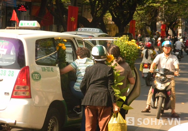 Nhiều người thuê taxi mang hoa về nhà