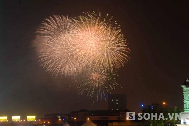 Đúng 0h ngày 1/1/2014 những màn pháo hoa chào đón năm mới lung linh huyền ảo rực sáng trên bầu trời Sài Gòn