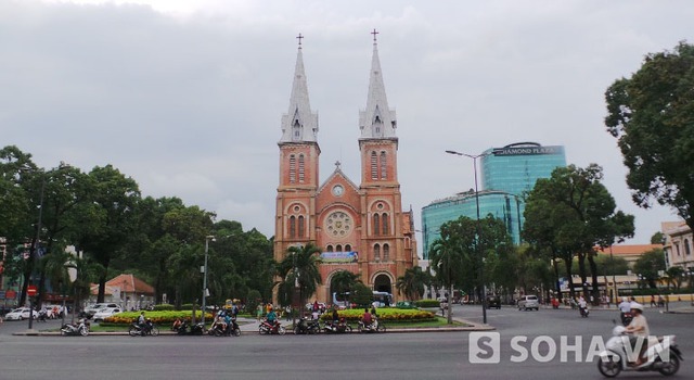 Bên cạnh đó, thành phố vẫn giữ được vẻ đẹp hoài cổ bởi những công trình mang kiến trúc Pháp như: chợ Bến Thành, nhà thờ Đức Bà