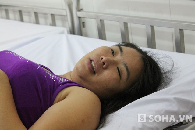 Chị Trần Thị Minh Hiền, vợ anh Nghĩa thẫn thờ khi hai tin đứa con gái lớn đã chết tại bệnh viện