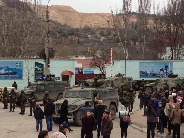 Lính Nga phong toả cổng vào căn cứ của lực lượng tuần duyên Ukraine ở Crimea