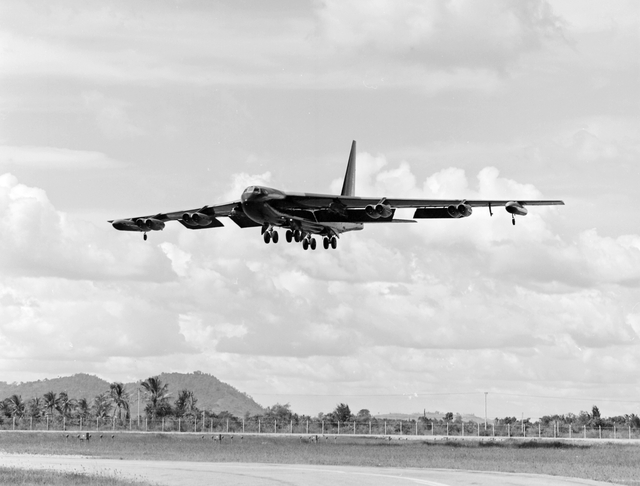 B-52 cất cánh từ sân bay U-Tapao