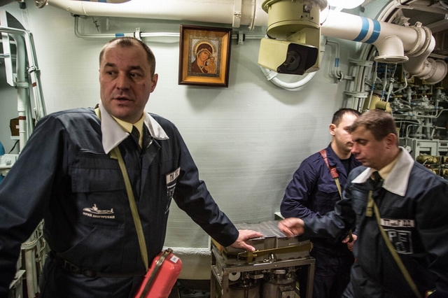 Tàu ngầm Yuriy Dolgorukiy được khởi đóng vào năm 1996, hạ thủy vào ngày 13-2-2008, đưa vào biên chế hải quân Nga vào ngày 10-1-2013. Trong thời gian thiết kế con tàu thì bản thiết kế đã được chỉnh sửa lại để tàu có thể mang được tên lửa đạn đạo xuyên lục địa thế hệ mới Bulava. (Trong ảnh: tổ lái bên trong cabin của tàu)