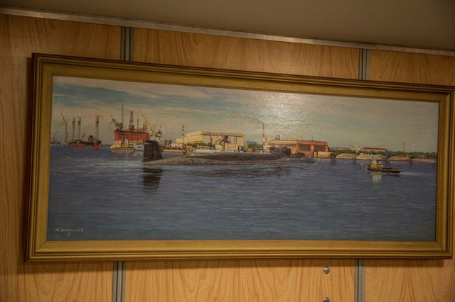 Một bức tranh tàu ngầm được treo trang trí trong phòng