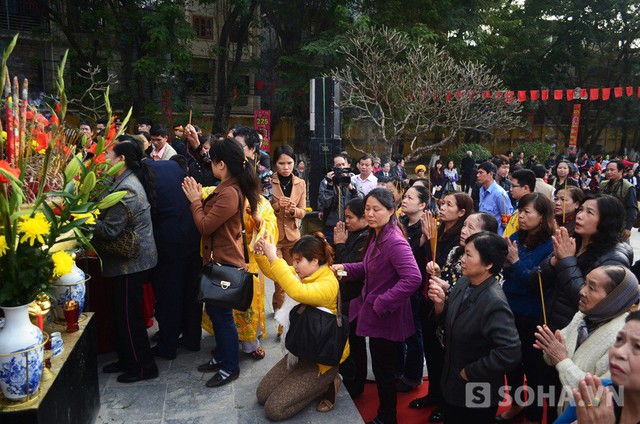 Du khách thập phương làm lễ dưới chân tượng đài Quang Trung.