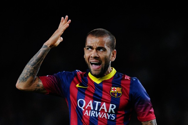 Daniel Alves đã già và không còn là điểm tựa vững chắc nơi hàng thủ Barca