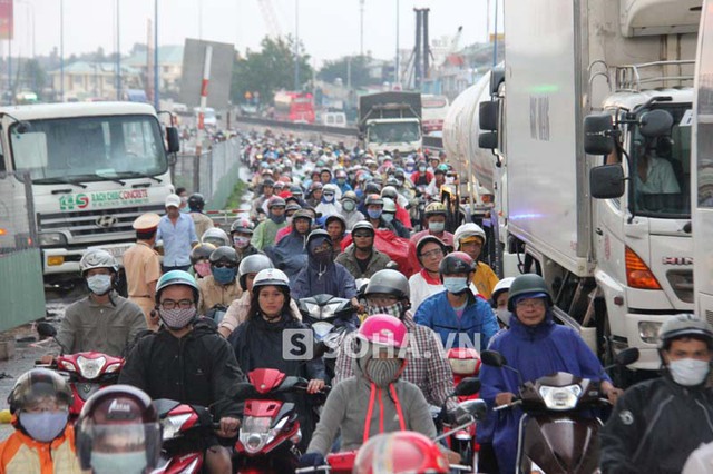 Xa lộ Hà Nội, đoạn qua Suối Tiên ùn tắc cục bộ khi lượng phương tiện đỗ về Sài Gòn đông đúc