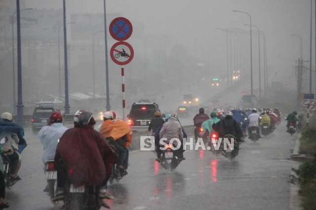Cơn mưa chiều tối khiến nhiều người vừa trở lại Sài Gòn được một dịp tắm mát sau kì nghỉ lễ