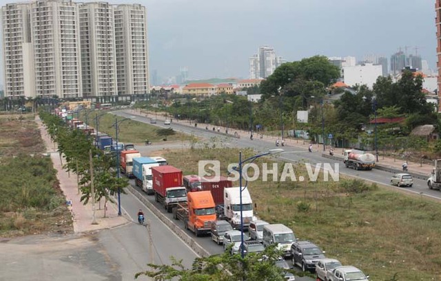 Trên đường Đồng Văn Cống, đoạn dẫn vào phà Cát Lái và đường cao tốc Long Thành - Dầu Giây nhiều phương tiện xếp hàng dài, không thể di chuyển được.