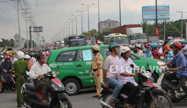 Trên Xa lộ Hà Nội, hướng về Đồng Nai cũng xảy ra tình trạng kẹt cứng, lực lượng CSGT phải điều tiết đến toát mồ hôi.