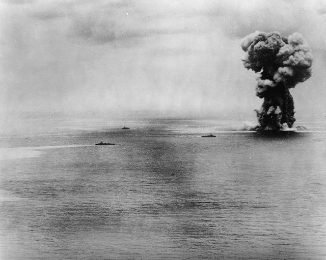 Cột khói từ vụ nổ khi tàu Yamato chìm