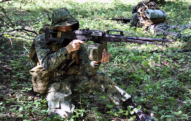 Một lính đặc nhiệm Nga được trang bị Pecheneg