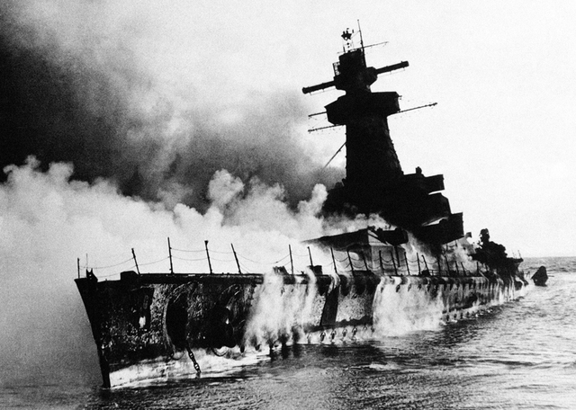 Tàu Graf Spee sau khi trúng đạn của hải quân Anh