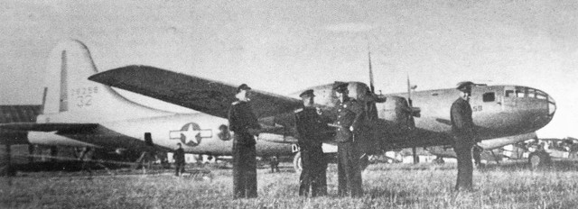 Các sĩ quan Liên Xô đứng trước một chiếc B-29 sau khi nó phải đáp khẩn cấp xuống Vladivostok ngày 20/07/1944