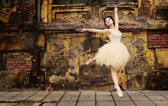 Á khôi áo dài 2005 Lưu Ly, từng tốt nghiệp xuất sắc khoa múa trường cao đẳng nghệ thuật Hà Nội. Sau khi tốt nghiệp, cô chỉ tham gia lĩnh vực múa một thời gian và chuyển sang hoạt động showbiz với vai trò diễn viên múa, người mẫu, diễn viên