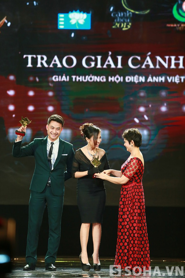 Tối qua một người bạn thân của Hoàng Thùy Linh là Vân Hugo cũng nhận được niềm vui bất ngờ khi được xướng lên ở hạng mục Diễn viên triển vọng ở thể loại phim truyền hình.