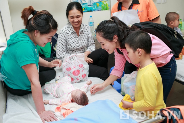 Những phần quà đã được chuyển tới tận giường bệnh của các em nhỏ không thể tham gia buổi giao lưu