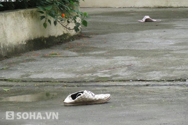 Chiếc giày của hung thủ và khẩu trang của nạn nhân còn rơi lại tại hiện trường