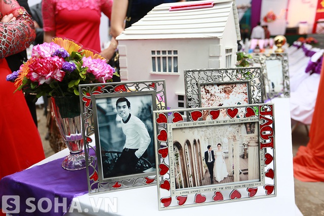 Lễ cưới được trang trí với nhiều bức ảnh ghi lại những khoảnh khắc hạnh phúc của Đoàn Thúy Trang bên Phạm Thanh Hà.