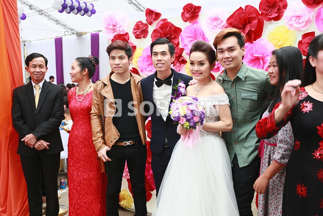 Ca sĩ Nam Hùng và Trung Quân tới chúc mừng cô dâu chú rể.