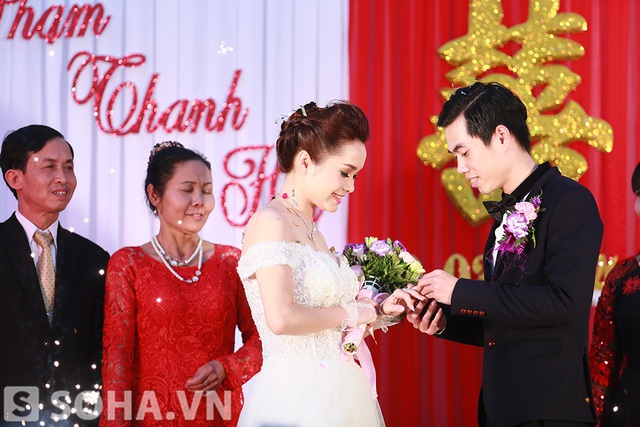 Giây phút thiêng liêng khi chú rể Phạm Thanh Hà trao nhẫn cưới cho cô dâu Đoàn Thúy Trang.