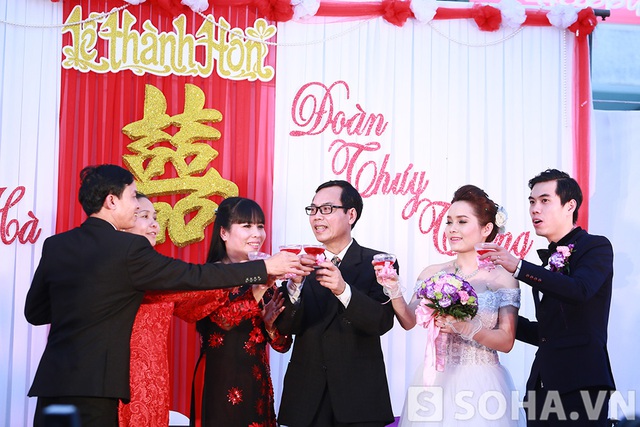 Tất cả quan khách và cha mẹ 2 bên cùng nâng ly chúc mừng cho hạnh phúc phúc của Phạm Thanh Hà và Đoàn Thúy Trang.