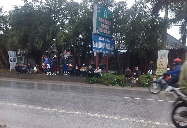 Người dân Thái Bình đứng chờ đoàn xe chở thi hài tướng Ngọ đi qua.