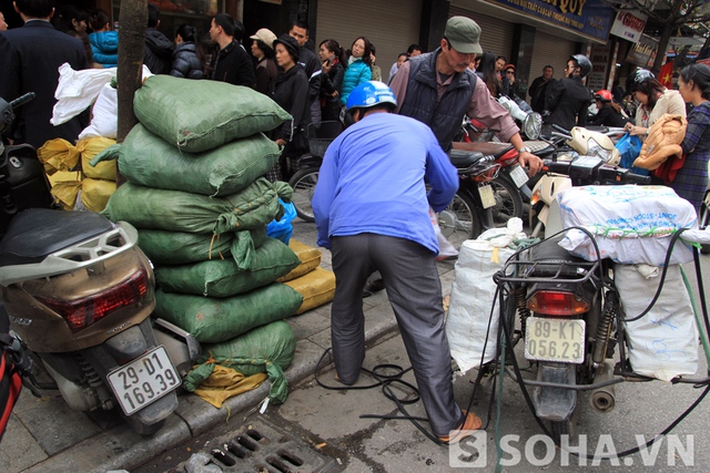 Liên tục có người vận chuyển hàng từ nơi khác đến.