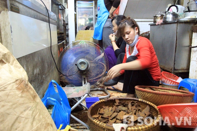 Không chỉ bánh chưng và giò, món thịt bò khô cũng được rất nhiều người đặt mua.