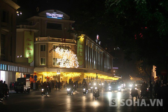 Tại Hà Nội, người dân bắt đầu đổ về khu Bờ Hồ từ khoảng 21h tối.