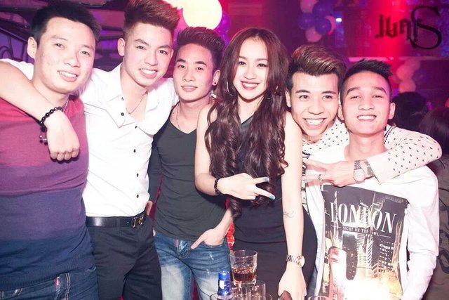 
	Khác với vẻ sexy thường thấy, trong bữa tiệc mừng 20 của mình, DJ Tít trông khá kín đáo và chững chạc