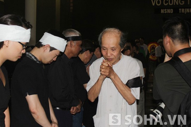 Rất nhiều các nghệ sỹ lớn tuổi tới chào tạm biệt NSND Trịnh Thịnh.