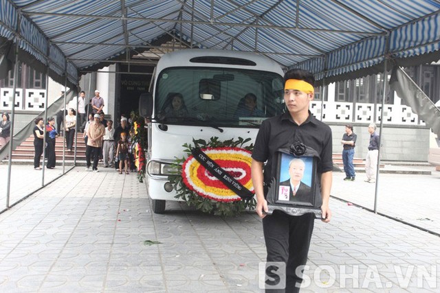 Linh cữu của NSND Trịnh Thịnh được đưa lên xe vào cuối chiều ngày 15.