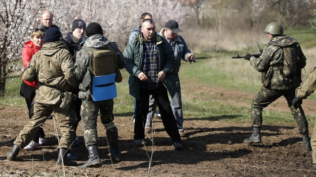 Các binh sĩ Ukraine đối đầu với người biểu tình li khai bên ngoài thị trấn miền đông Kramatorsk - Ảnh: Reuters