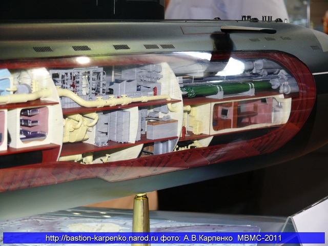 Về cấu tạo, tàu ngầm Kilo được chia thành nhiều khoang kín nước, thiết kế này giúp tăng cường khả năng sống sót cho con tàu. Trong mô hình này có thể thấy rõ khoang vũ khí và khoang điều khiển của tàu.