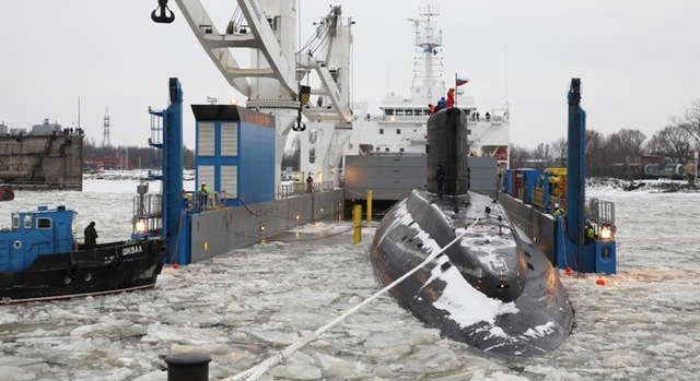 Hình ảnh tàu ngầm TP Hồ Chí Minh được đưa lên tàu Rolldock Star tại Kaliningrad