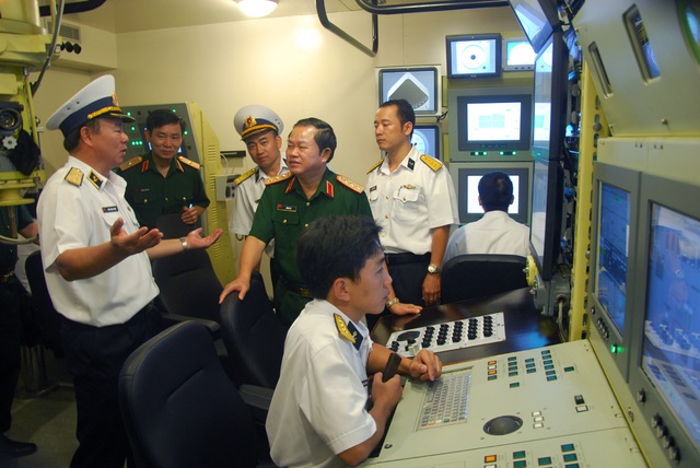 Hình ảnh tại trung tâm huấn luyện tàu ngầm. Các thiết bị tại trung tâm mô phỏng hoàn toàn giống như các thiết bị trên tàu thật nên ta có thể hình dung được các tàu ngầm Kilo của Việt Nam được trang bị hiện đại như thế nào.