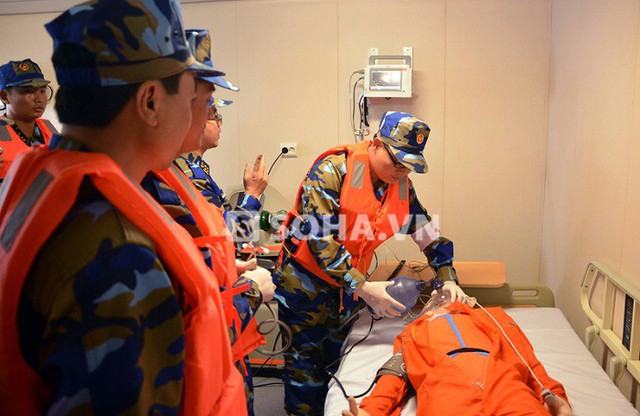 Các bác sĩ Hải quân Việt Nam đang diễn tập cấp cứu nạn nhân ở trên tàu bệnh viện HQ-561. Ảnh: Trọng Thiết