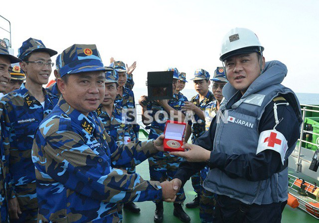 Đại tá Đỗ Minh Thái, Phó tham mưu trưởng Hải quân Việt Nam tặng quà cho sĩ quan tàu Nhật Bản. Ảnh: Trọng Thiết